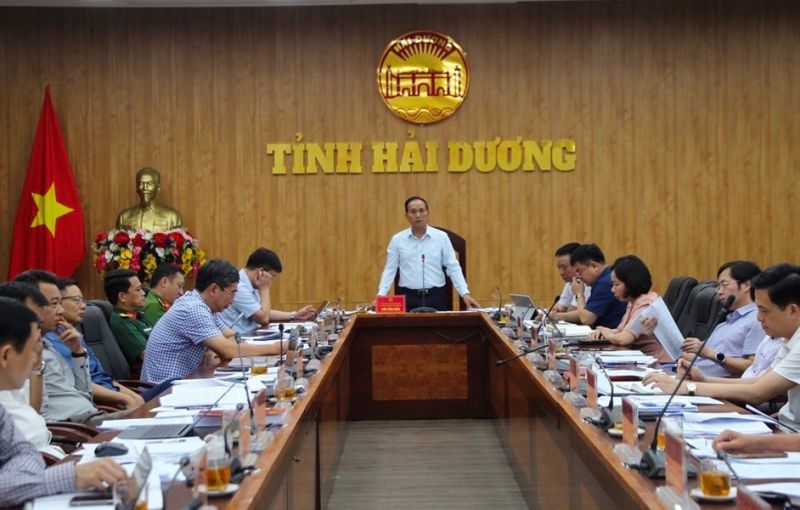 Phó Chủ tịch Thường trực UBND tỉnh Hải Dương Lưu Văn Bản chủ trì phiên họp.