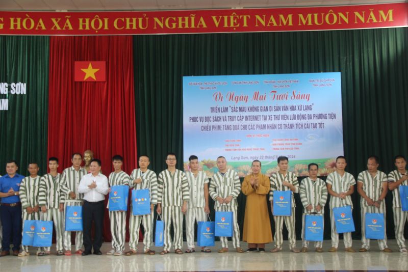 Ban Tổ chức tặng quà cho các phạm nhân có thành tích tốt trong học tập, rèn luyện, cải tạo tại chương trình