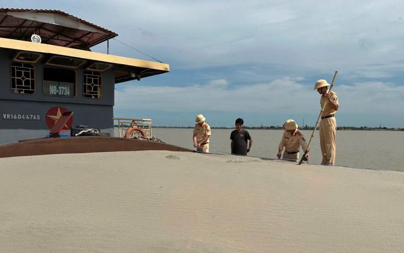 Thái Bình: Bắt giữ tàu khai thác cát trái phép trên sông Hồng