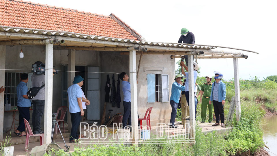 Các hộ dân được nhận tiền hỗ trợ 70 triệu đồng/ha để thực hiện di chuyển vật dụng, con nuôi (Ảnh: Nguồn Báo Nam Định)