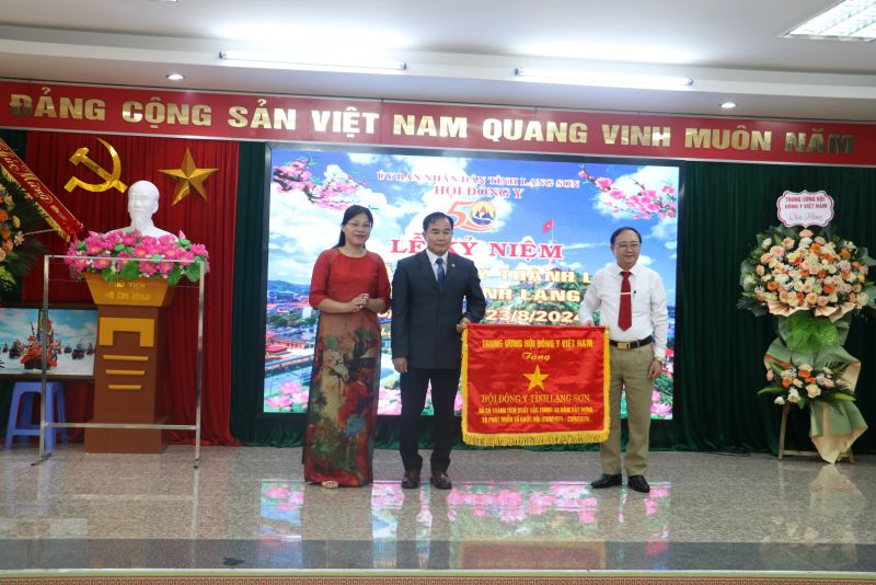 Đại diện lãnh đạo Hội Đông y Việt Nam trao Cờ thi đua xuất sắc cho HĐY tỉnh Lạng Sơn vì đã có thành tích xuất sắc trong 50 năm xây dựng tổ chức hội