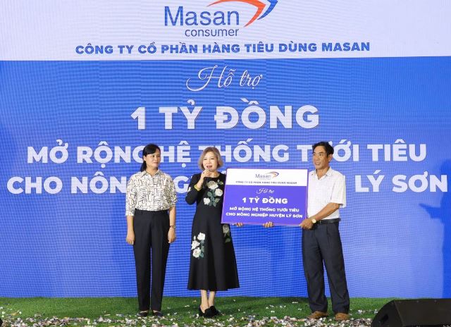 Đại diện Công ty Masan Consumer trao tặng 1 tỷ đồng để phát triển hệ thống tưới tiêu nông nghiệp của huyện Lý Sơ