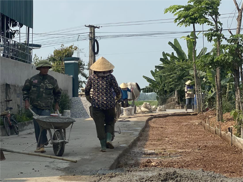 xã Phú Thành đã xây dựng được tuyến đường mẫu ở khu trung tâm xã, đường vào Trường Tiểu học, đường ven đê N14 qua 2 xóm Bắc Tiên và Nam Tiên dài 1,6 km, hai bên lề đường được lát gạch, cảnh quan xanh, sạch, đẹp và có hệ thống điện chiếu sáng