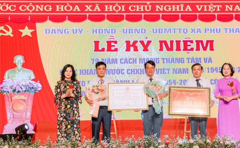 Phó Giám đốc Sở NN&PTNT Võ Thị Nhung và Bí thư Huyện ủy Yên Thành Lê Thị Hoài Chung trao Bằng công nhận xã đạt chuẩn NTM nâng cao và công trình phúc lợi cho Đảng bộ, Chính quyền và Nhân dân xã Phú Thành