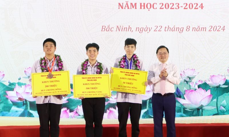 Bí thư Tỉnh ủy Nguyễn Anh Tuấn trao khen thưởng cho em Nguyễn Hữu Tiến Hưng, đoạt Huy chương Vàng Olympic Hóa học quốc tế (thứ 2 từ trái qua); em Nguyễn Văn Hoàng, đoạt Huy chương Đồng Olympic Toán học quốc tế (ngoài cùng bên trái) và em Nguyễn Công Vinh, đoạt Huy chương Đồng Olympic Vật lý Châu Âu.