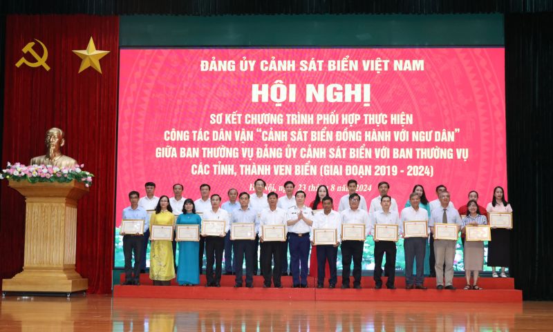 Trung tướng Bùi Quốc Oai - Bí thư Đảng ủy, Chính ủy Cảnh sát biển Việt Nam trao tặng bằng khen của Cảnh sát biển cho các cá nhân, tập thể có thành tích xuất sắc