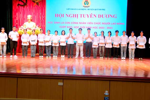 Đồng chí Nguyễn Tiến Quyền – Phó Bí thư huyện ủy, Chủ tịch UBND huyện và đồng chí Khổng Minh Toại - Ủy viên Ban Thường vụ Huyện ủy, Phó Chủ tịch HĐND huyện khen thưởng cho các em học sinh giỏi cấp tỉnh năm học 2023 – 202