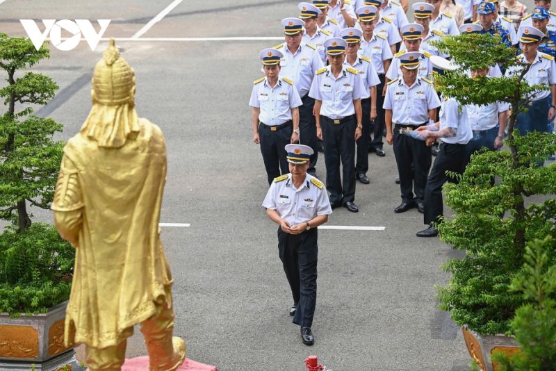 Đại tá Nguyễn Văn Quán, phó tư lệnh - tham mưu trưởng, bộ tư lệnh vùng 2 hải quân dâng hương tượng đài Trần Hưng Đạo.