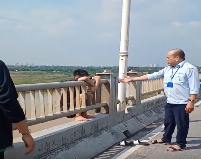Tài xế dừng xe buýt thuyết phục, giải cứu thanh niên nhảy cầu Vĩnh Tuy tự tử