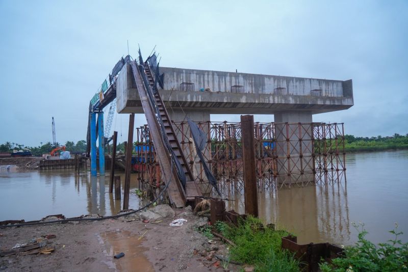 Các nhà thầu đang tập trung triển khai thi công cọc khoan nhồi, bệ, thân, xà mũ các trụ.