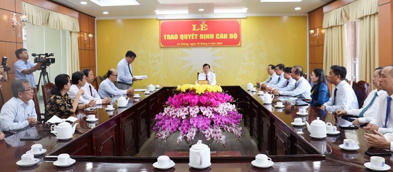 Quang cảnh lễ trao quyết định cán bộ