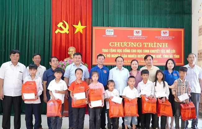 Ban tổ chức cùng nhà tài trợ trao học bổng cho các em học sinh ở huyện Hương Khê.