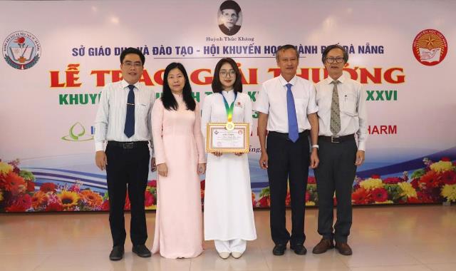 Ông Đoàn Ngọc Hùng Anh – Trưởng Ban Tuyên giáo Thành ủy Đà Nẵng cùng bà Lê Thị Bích Thuận – Giám đốc Sở GD-ĐT TP. Đà Nẵng và Hội Khuyến học trao giải Xuất sắc cho em Trịnh Nguyễn Hồng Minh.