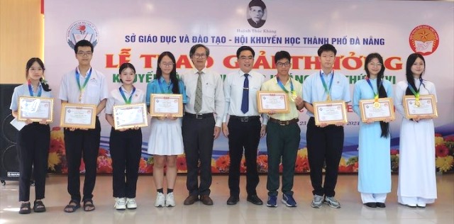 Các học sinh có thành tích cao trong học tập, có điểm trung bình cao trong 4 năm học bậc THCS hoặc 3 năm học bậc THPT và đạt giải ở các kỳ thi cấp thành phố trở lên