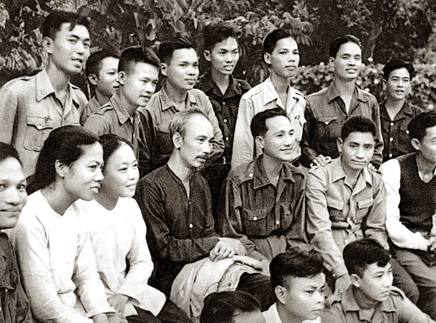 Chủ tịch Hồ Chí Minh với thanh niên của Đoàn đại biểu Nam Bộ (Tháng 10 năm 1949)