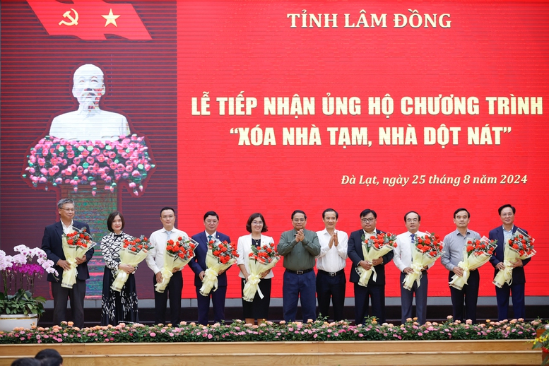 Thủ tướng biểu dương, đánh giá cao nghĩa cử cao đẹp của các nhà tài trợ, hảo tâm, góp phần thực hiện phong trào thi đua cả nước chung tay "xóa nhà tạm, nhà dột nát" trong năm 2025, thể hiện tinh thần nhân văn cao cả, truyền thống tốt đẹp của xã hội ta - Ảnh: VGP/Nhật Bắc