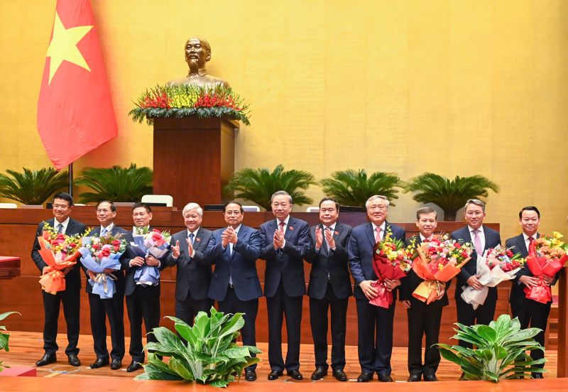 Tổng Bí thư, Chủ tịch nước Tô Lâm, các đồng chí lãnh đạo Đảng, Nhà nước, Mặt trận Tổ quốc Việt Nam tặng hoa chúc mừng các đồng chí vừa được Quốc hội bầu, phê chuẩn.