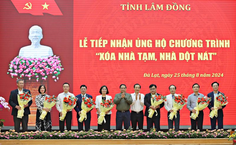 Thủ tướng Phạm Minh Chính tặng hoa cảm ơn đại diện các doanh nghiệp ủng hộ 41 tỷ đồng cho Chương trình “Xoá nhà tạm, nhà dột nát” tại Lâm Đồng