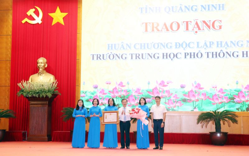 Thừa ủy quyền của Chủ tịch nước, ông Cao Tường Huy, Chủ tịch UBND tỉnh trao tặng Huân Chương độc lập Hạng Nhì cho Trường THPT Hòn Gai.