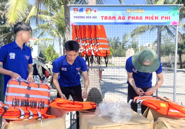 Đà Nẵng:Trạm áo phao miễn phí tại bãi biển đẹp nhất hành tinh