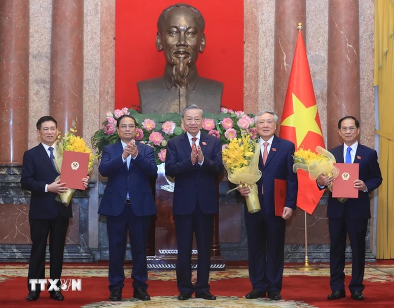 Tổng Bí thư, Chủ tịch nước Tô Lâm trao Quyết định bổ nhiệm, Thủ tướng Phạm Minh Chính tặng hoa chúc mừng các Phó Thủ tướng Nguyễn Hòa Bình, Bùi Thanh Sơn và Hồ Đức Phớc