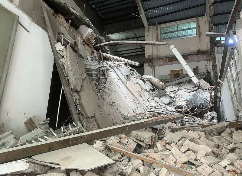 Sập sàn tòa nhà ở trung tâm TP. Hồ Chí Minh, một công nhân bị thương