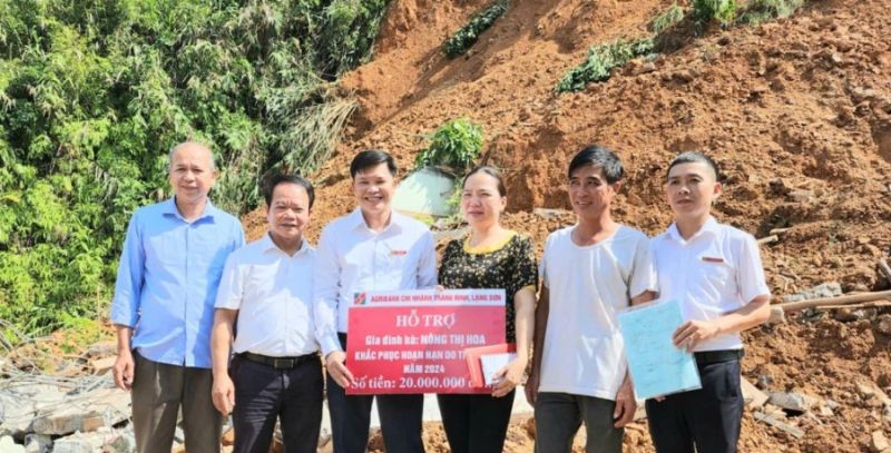 Đại diện Agribank Tràng Định, tỉnh Lạng Sơn trao kinh phí hỗ trợ cho gia đình bị thiệt hại do sạt lở đất