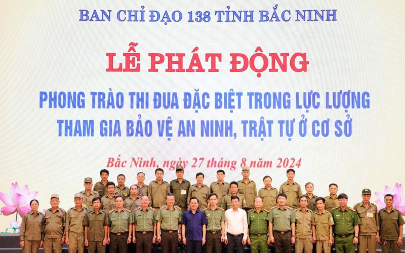 Lãnh đạo tỉnh, Công an tỉnh chụp ảnh lưu niệm với các tổ trưởng an ninh trật tự cơ sở.