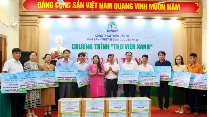 Lãnh đạo Sở Giáo dục và Đào tạo Hải Dương, Công ty CP Đầu tư xuất bản - Thiết bị giáo dục Việt Nam trao bảng tượng trưng tặng sách và thiết bị giáo dục cho các trường tiểu học