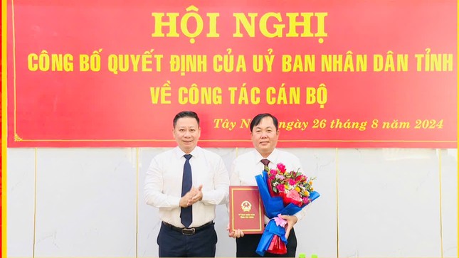 Chủ tịch UBND tỉnh Tây Ninh Nguyễn Thanh Ngọc trao quyết định cho tân Trưởng ban Ban Quản lý Khu kinh tế tỉnh Trương Văn Hùng