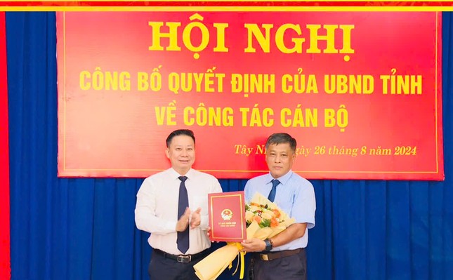 Ông Lê Anh Tuấn (phải) nhận quyết định điều động của UBND tỉnh Tây Ninh