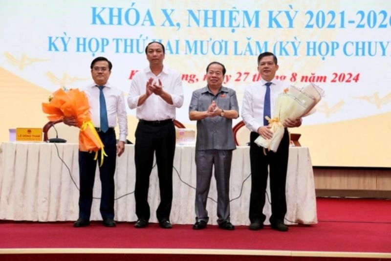 Lãnh đạo Tỉnh ủy, HĐND, UBND tỉnh Kiên Giang tặng hoa chúc mừng ông Giang Thanh Khoa (bìa phải) được bầu giữ chức Phó chủ tịch UBND tỉnh và ông Nguyễn Nhất Thống, Giám đốc Sở Tài chính, được bầu làm Ủy viên UBND tỉnh