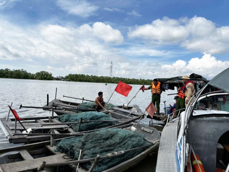 Công an phường Quảng Yên và Đội Cảnh sát giao thông phát hiện, thu giữ 115 lồng khai thác thủy hải sản trái phép tại khu vực tuyến luồng Sông Chanh, TX Quảng Yên.