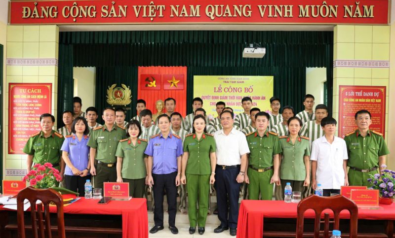 Đại biểu chụp ảnh lưu niệm cùng các phạm nhân được giảm thời hạn chấp hành án phạt tù. Ảnh: CACC