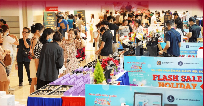 Chương trình Khuyến mãi hàng hiệu trong khuôn khổ Shopping Season mùa 2023 thu hút lượng lớn khách hàng mua sắm