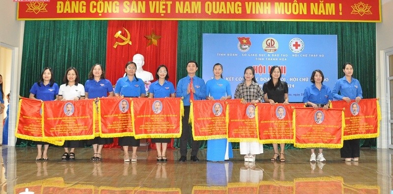 Đại diện lãnh đạo Tỉnh đoàn tặng cờ thi đua đơn vị xuất sắc dẫn đầu trong công tác Đội và phong trào thanh thiếu nhi khối tiểu học, THCS năm học 2023-2024 cho các tập thể