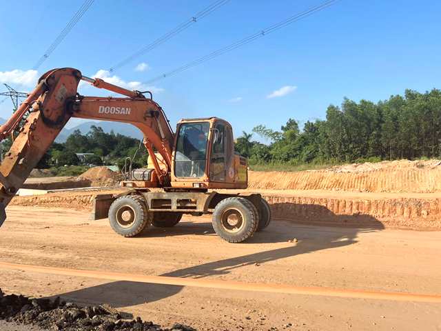 Thi công dự án cao tốc Hòa Liên - Túy Loan hiện còn vướng một số điểm chưa giải phóng mặt bằng. Thi công dự án cao tốc Hòa Liên - Túy Loan hiện còn vướng một số điểm chưa giải phóng mặt bằng.