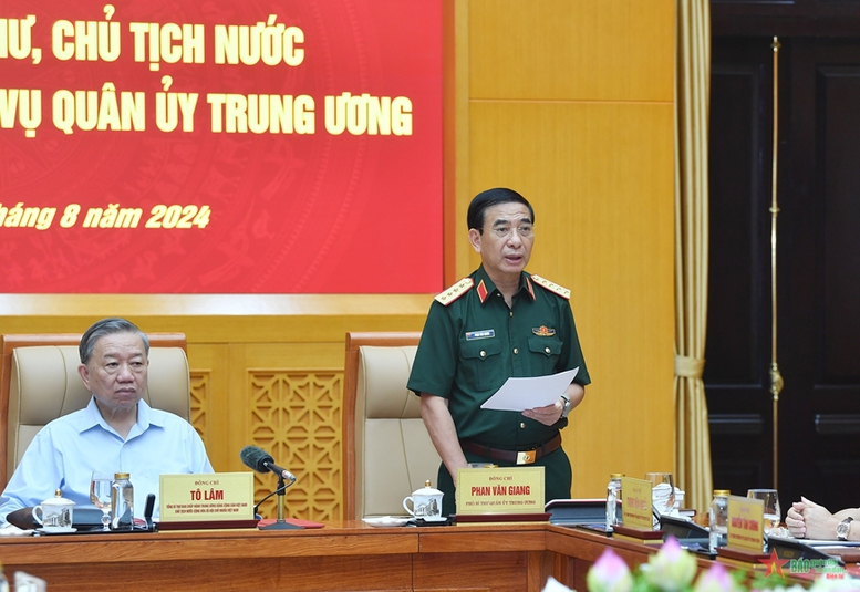 Đại tướng Phan Văn Giang, Ủy viên Bộ Chính trị, Phó bí thư Quân ủy Trung ương, Bộ trưởng Bộ Quốc phòng phát biểu tại hội nghị - Ảnh: QĐND