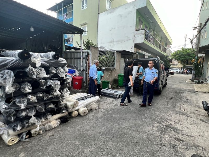 Lực lượng Quản lý thị trường TP. Hồ Chí Minh kiểm tra hàng hóa vi phạm