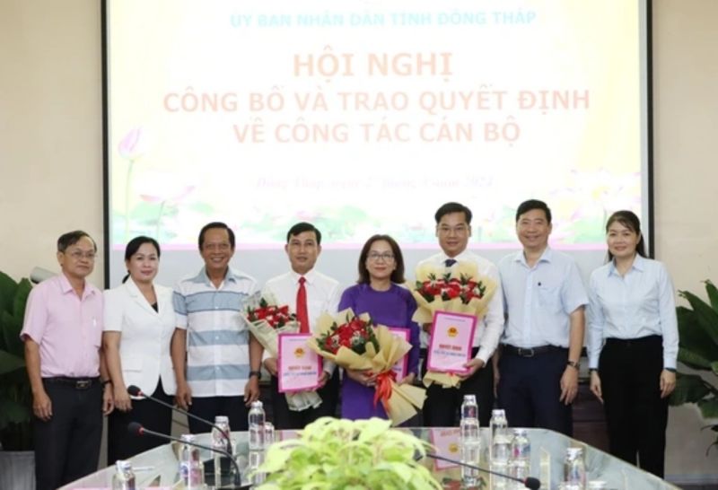 Thứ 4 từ trái sang gồm: Ông Tào Tấn Tài, bà Nguyễn Đình Phượng Uyên, ông Phan Trọng Tường nhận quyết định và hoa chúc mừng của Chủ tịch Ủy ban nhân dân tỉnh