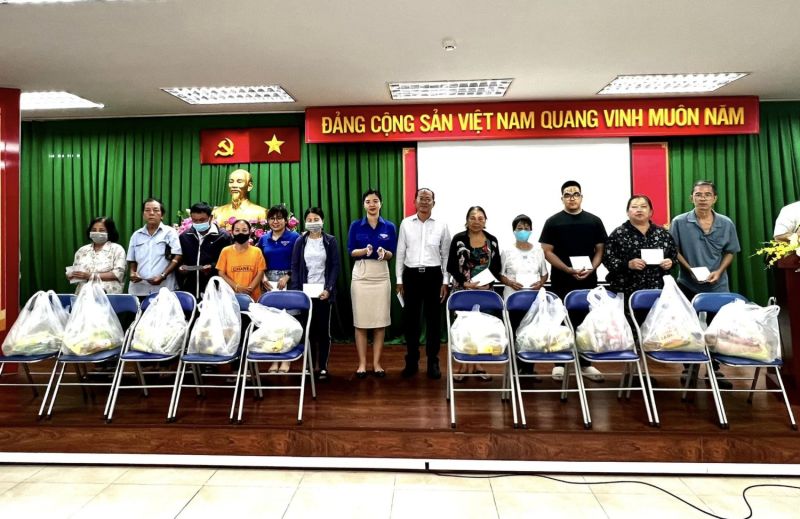 PVFCCo trao quà cho các hộ khó khăn trên địa bàn phường Đa Kao, quận 1, thành phố Hồ Chí Minh