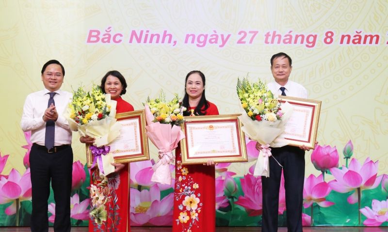 Bí thư Tỉnh ủy Nguyễn Anh Tuấn trao tặng danh hiệu “Nhà giáo ưu tú” cho 03 nhà giáo.