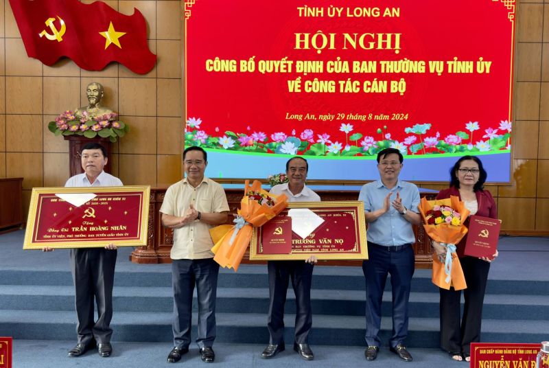 Ông Nguyễn Văn Được - Bí thư Tỉnh ủy, Chủ tịch HĐND tỉnh và ông Nguyễn Thanh Hải - Phó Bí thư Thường trực Tỉnh ủy, Trưởng Đoàn ĐBQH tỉnh trao quyết định, tặng hoa cho các đồng chí