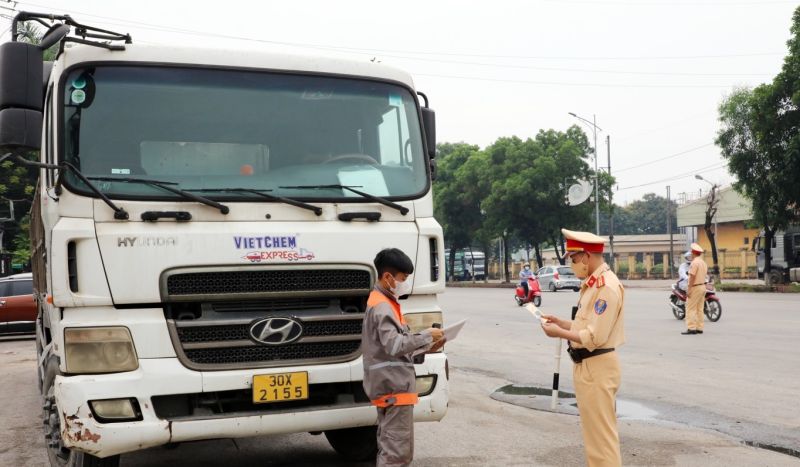 Lực lượng Cảnh sát giao thông kiểm tra các phương tiện vận tải hàng hoá trên tuyến QL 38.