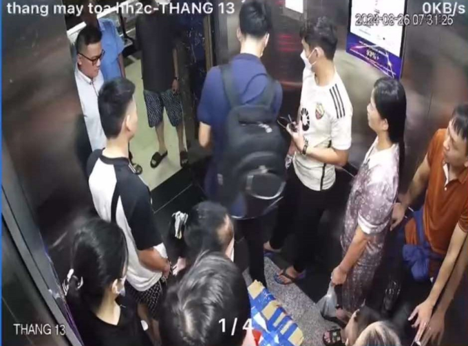 Thời điểm này nhân viên kỹ thuật Công ty TNHH Thang máy DHE đang giải quyết sự cố thang máy. Thời điểm này nhân viên kỹ thuật Công ty TNHH Thang máy DHE đang giải quyết sự cố thang máy.