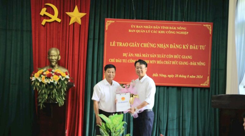 Trưởng Ban quản lý các khu công nghiệp Đắk Nông Phạm Đình Tuấn trao giấy chứng nhận đăng ký đầu tư cho Công ty TNHH MTC Hóa chất Đức Giang - Đắk Nông