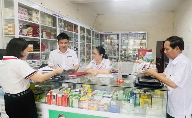 Thanh tra Sở Y tế kiểm tra tại một cơ sở kinh doanh thuốc chữa bệnh trên địa bàn TP Hà Tĩnh.