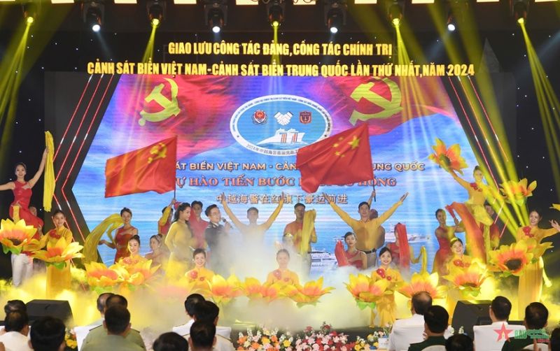 Tiết mục văn nghệ mở đầu đêm Gala.