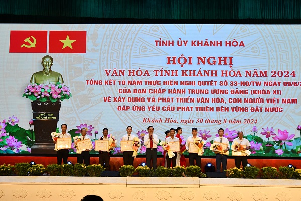 Ông Trần Mạnh Dũng, Ủy viên BTV Tỉnh ủy, Phó Chủ tịch Thường trực HĐND tỉnh trao Bằng khen cho các cá nhân có thành tích xuất sắc