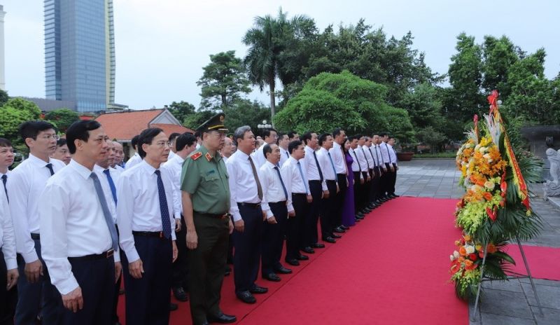 Đoàn đại biểu Tỉnh ủy, HĐND, UBND, Ủy ban MTTQ tỉnh Thanh Hóa dâng hoa, dâng hương tại Khu văn hóa tưởng niệm Chủ tịch Hồ Chí Minh.